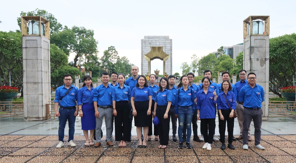 Đoàn Thanh niên Viện Kiến trúc Quốc gia dâng hương các anh hùng liệt sỹ nhân Ngày Thương binh liệt sỹ tại Đài tưởng niệm