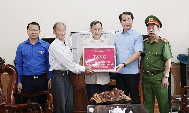 Vĩnh Phúc: Phó Bí thư Thường trực Tỉnh ủy thăm, tặng quà gia đình chính sách tại huyện Yên Lạc