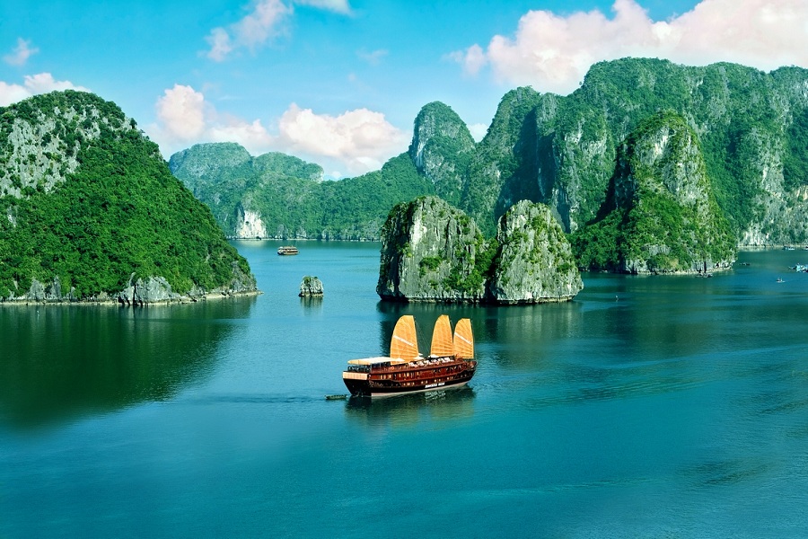 Thị trường du lịch: Với sự phát triển liên tục của ngành du lịch, Việt Nam đang trở thành điểm đến hấp dẫn của nhiều du khách từ khắp nơi trên thế giới. Thị trường du lịch đầy tiềm năng này sẽ đem lại cho bạn cơ hội khám phá những điểm đến đa dạng trong một quốc gia đầy sức sống và truyền thống.
