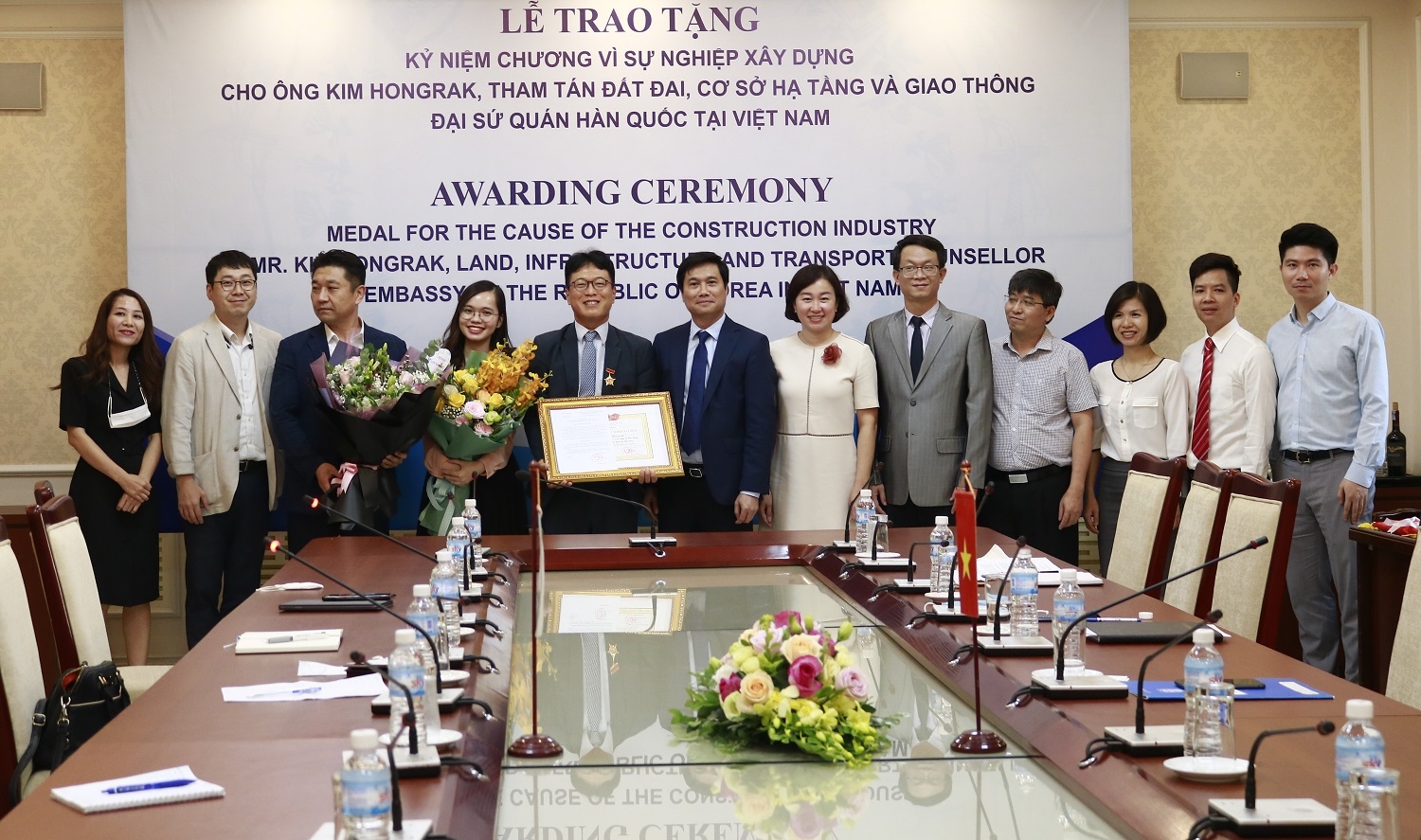 Trao tặng Kỷ niệm chương Vì sự nghiệp Xây dựng cho Tham tán Đại sứ quán Hàn Quốc tại Việt Nam