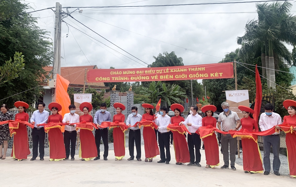 Vicem Hà Tiên tài trợ 3.000 tấn xi măng xây dựng đường về biên giới Giồng Két