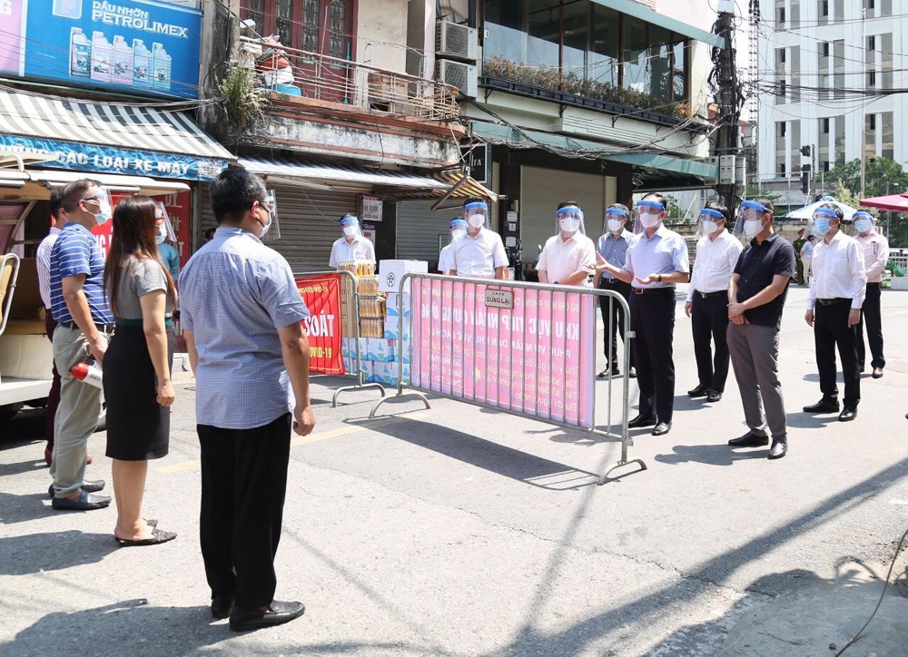 Chủ tịch HĐND Thành phố Nguyễn Ngọc Tuấn kiểm tra công tác phòng dịch tại phường Chương Dương