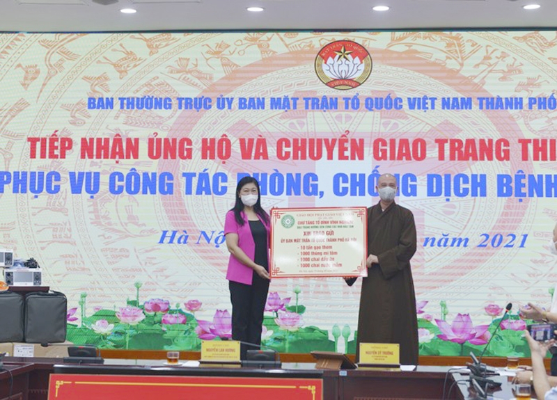 Ủy ban Mặt trận Tổ quốc Thành phố Hà Nội tiếp nhận và chuyển giao trang thiết bị phòng, chống dịch