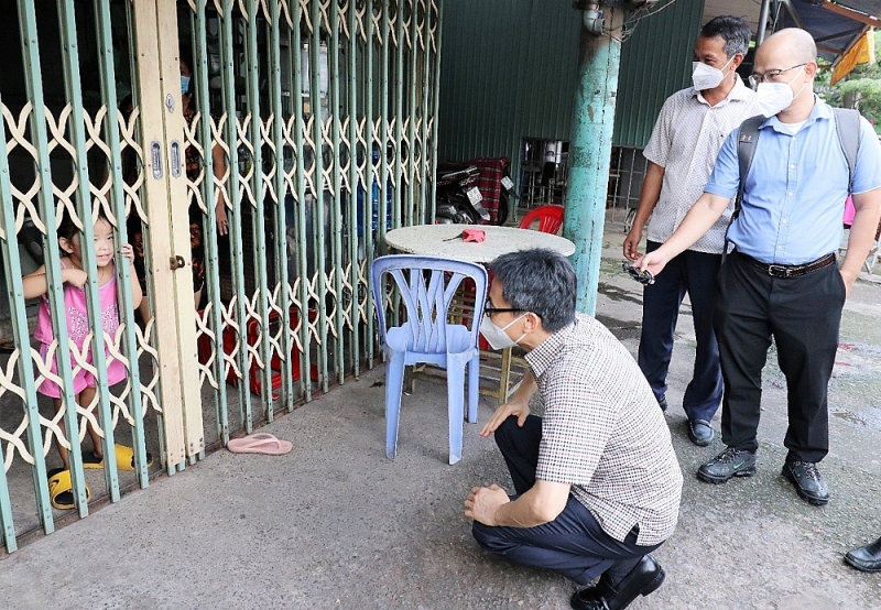 pho thu tuong chinh phu vu duc dam kiem tra cong tac chong dich tai cac diem khoa chat o binh duong