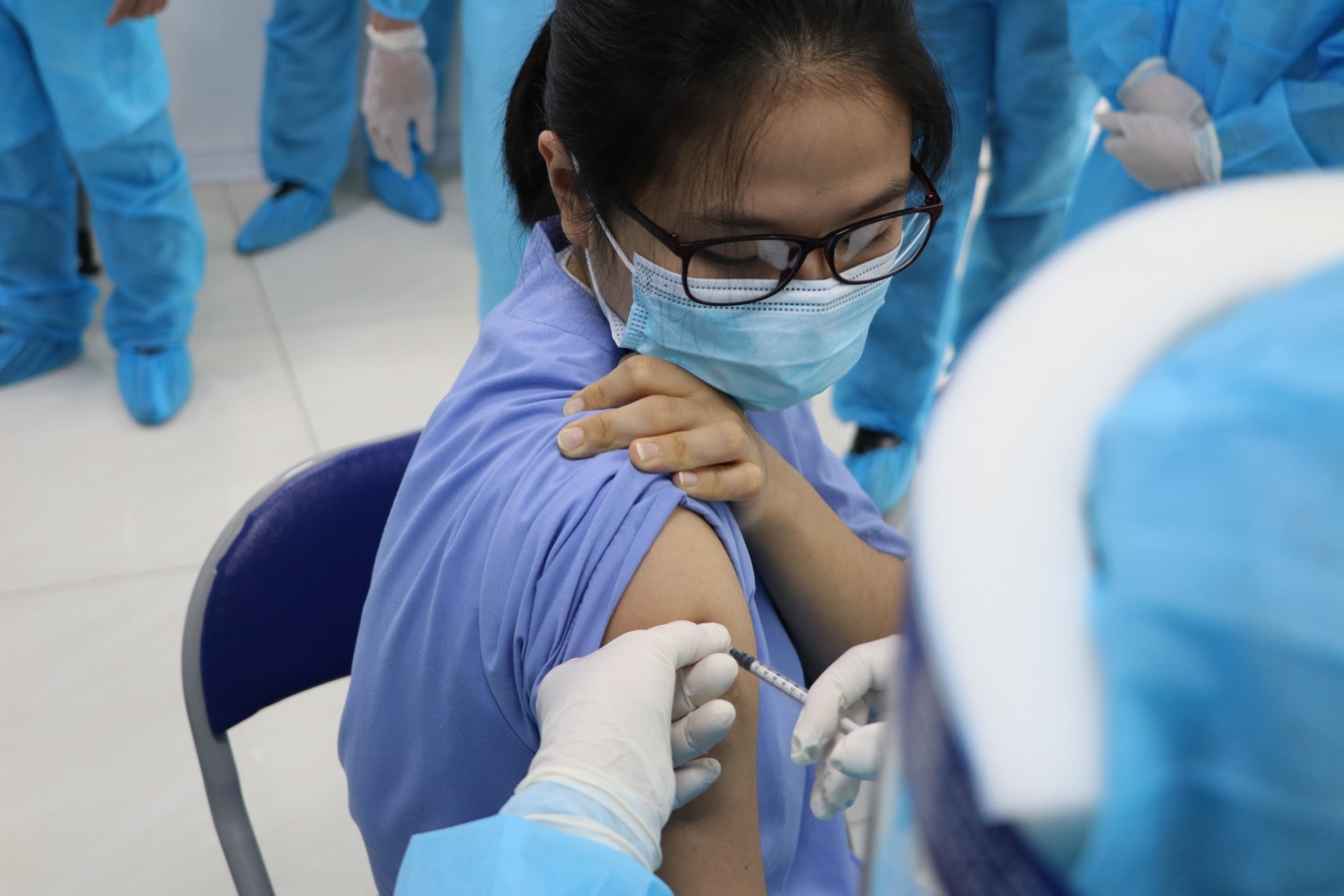 Đề nghị tiêm mũi 2 vắc xin Covid-19 đúng thời hạn cho công nhân 18 Khu công nghiệp tại Thành phố Hồ Chí Minh