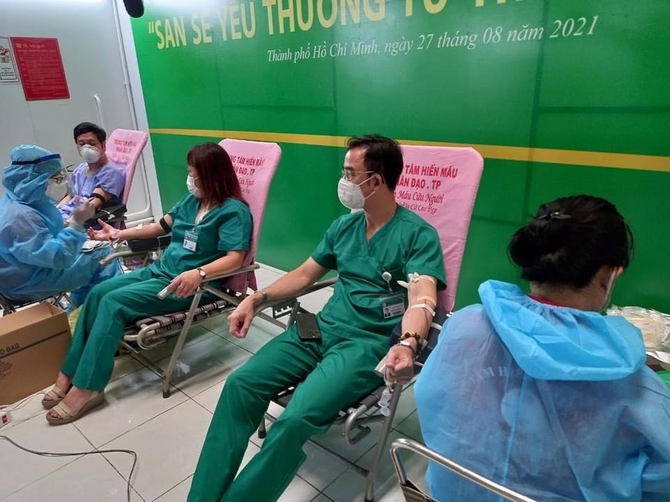 Thành phố Hồ Chí Minh: Y bác sĩ Bệnh viện Bạch Mai hiến máu cứu bệnh nhân COVID-19 nặng
