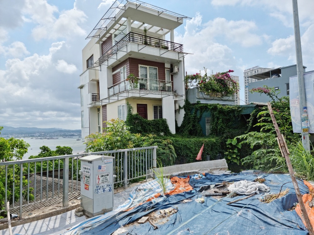 Bãi Cháy (Quảng Ninh): Tòa nhà nghiêng tiềm ẩn hiểm họa trong khu dân cư