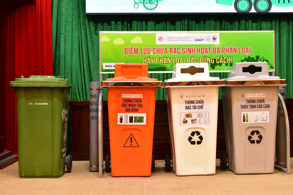 Thành phố Huế: Triển khai lắp đặt gần 470 thùng phân loại chất thải rắn
