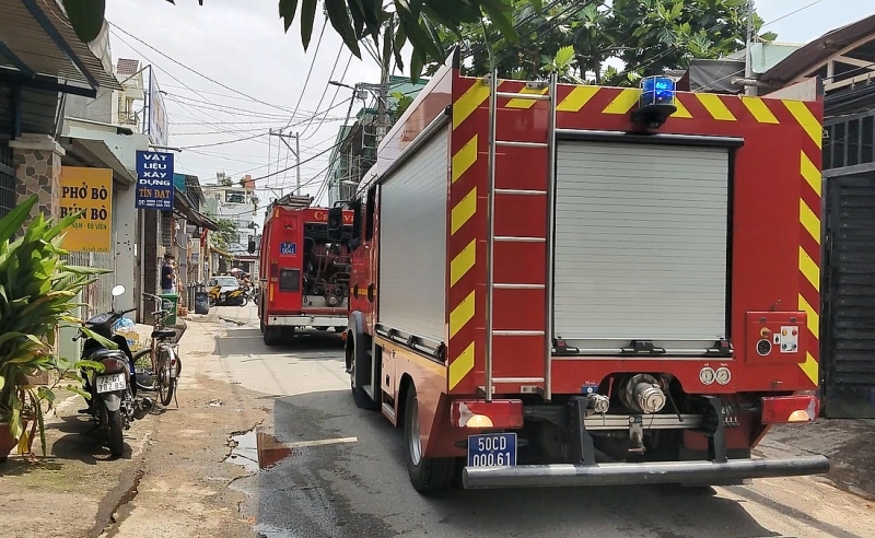 nha 3 tang o tphcm chay lon kem tieng no nhieu nguoi thao chay