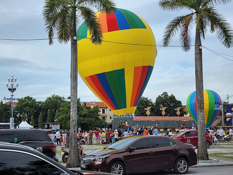 Khinh khí cầu: Không gì thú vị hơn khi được trải nghiệm bay trên không trung với khinh khí cầu. Hãy mở xem hình ảnh này và khám phá những khoảnh khắc đầy hứng khởi trên chiếc khinh khí cầu.