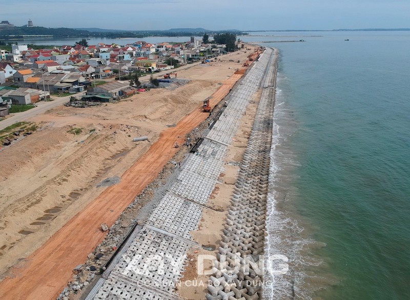 Quảng Ngãi hoàn thành nhiều công trình kè bảo vệ bờ biển trước mùa mưa bão