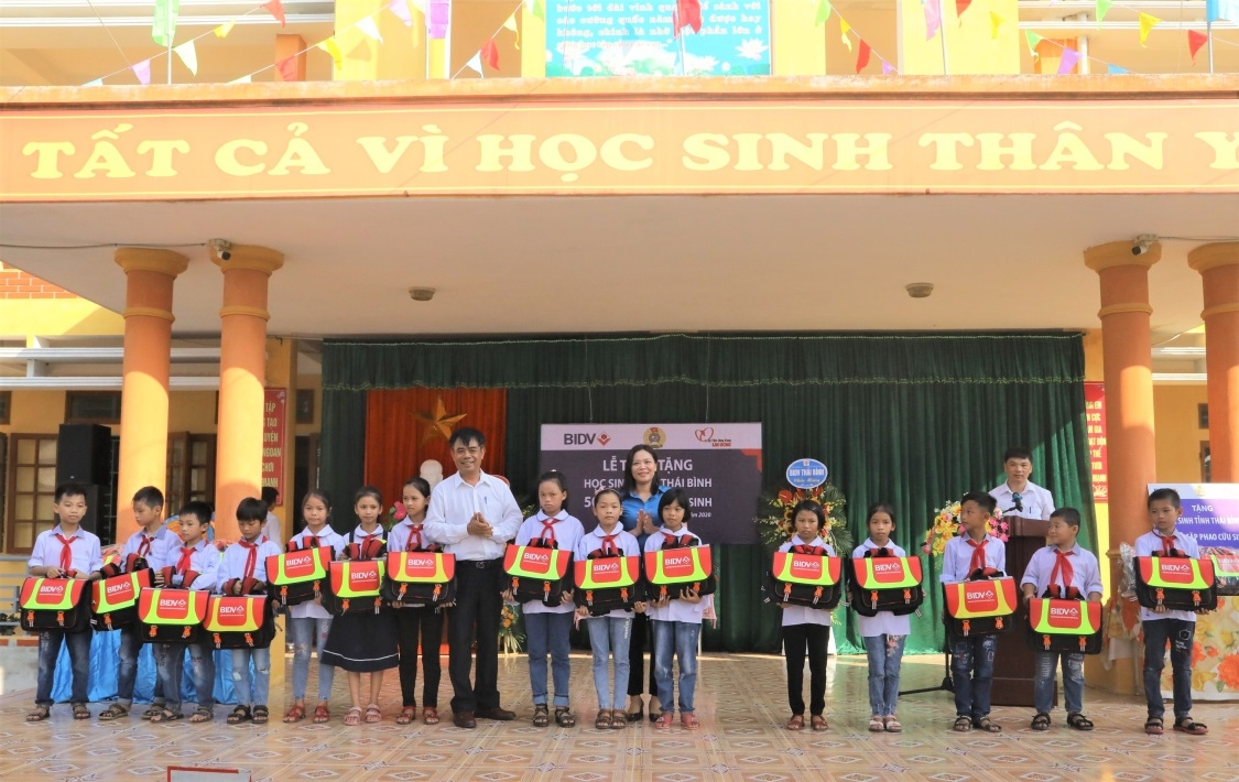 BIDV trao tặng 5.000 cặp phao cứu sinh tại 10 địa phương nhân dịp năm học mới