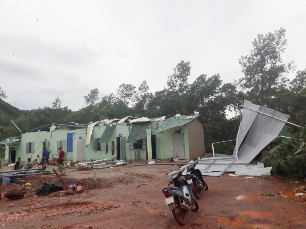 Thừa Thiên – Huế: Nhiều đoạn bờ biển sạt lở, hơn 21.000 nhà dân bị sập và tốc mái