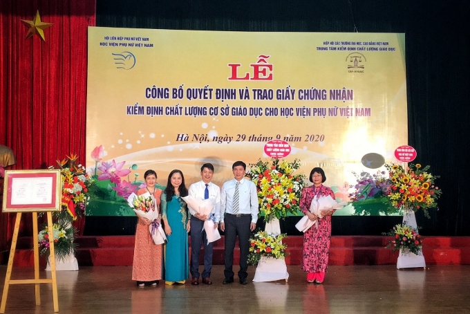 Công bố quyết định và trao giấy chứng nhận kiểm định chất lượng cơ sở giáo dục Học viện Phụ nữ Việt Nam