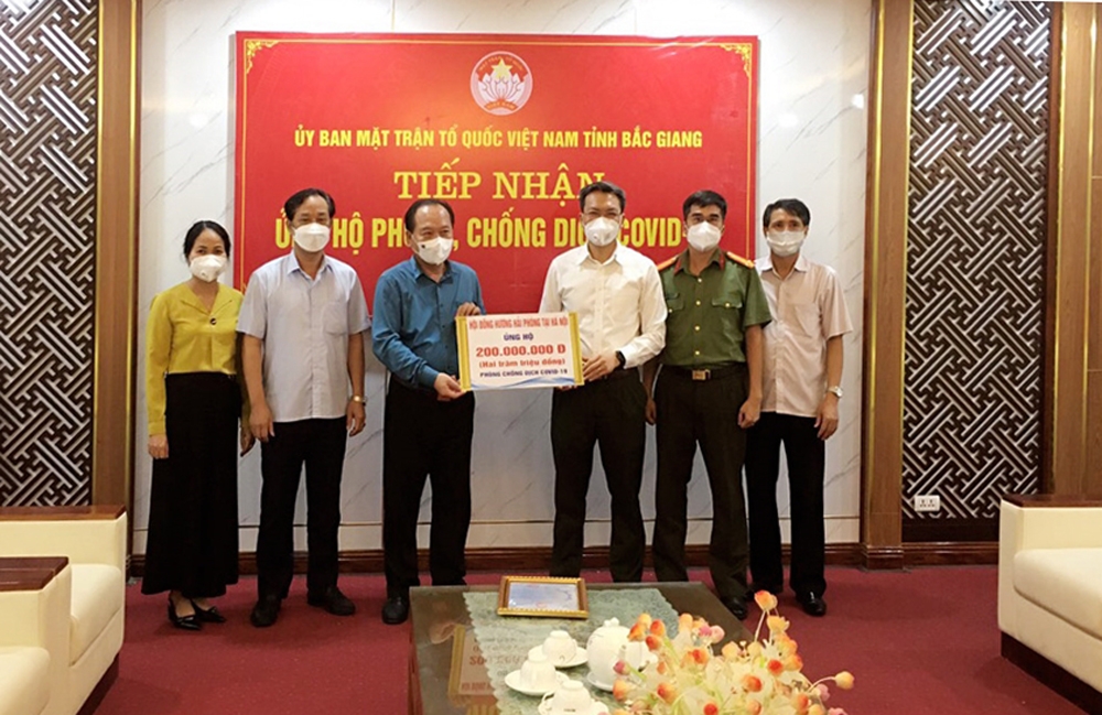 Hội đồng hương Hải Phòng tại Hà Nội: Tặng 200 máy tính cho học sinh nghèo Bắc Giang