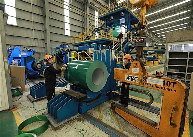 Dây chuyền sản xuất tôn màu tại nhà máy của Công ty Tôn Hoà Phát. (Ảnh: Vũ Sinh/TTXVN)
