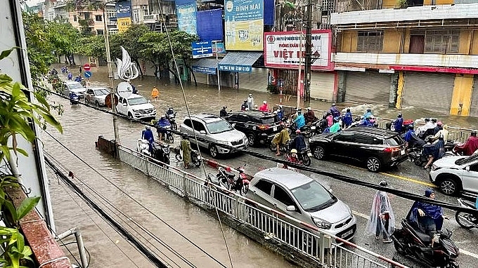 nuoc ngap lut o to xe may tren duong pho nam dinh