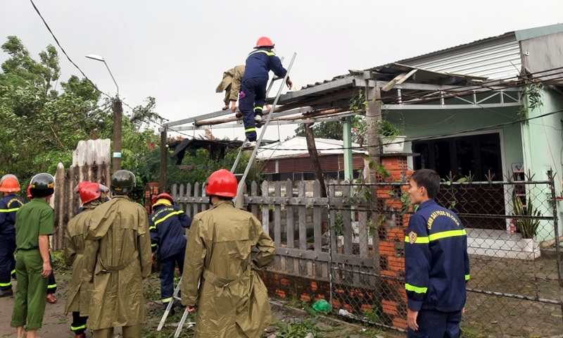 Thừa Thiên – Huế: Bão số 4 đi qua, hàng trăm nhà dân tốc mái, nhiều cây xanh ngã đổ
