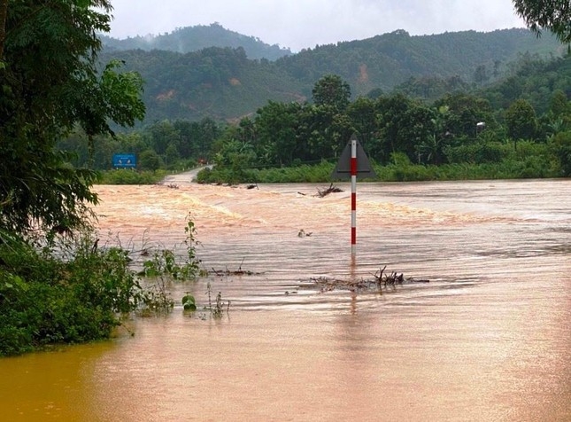 Hà Tĩnh: Nhiều tuyến đường bị sạt lở, ngập sâu do mưa lớn