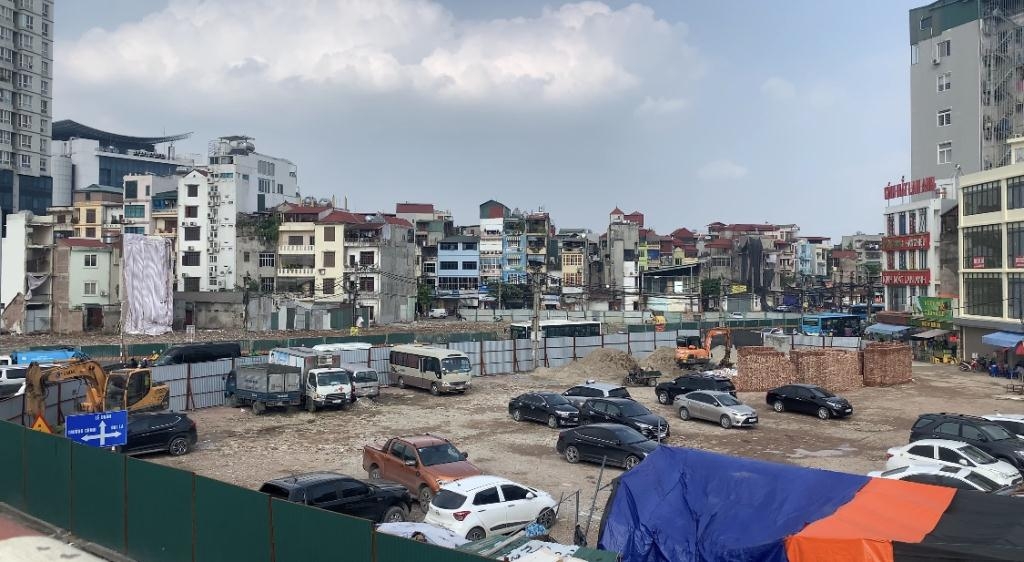 Hà Nội: Ai đang “bảo kê” cho bãi xe hoạt động trái phép tại khu vực ngã tư Vọng?