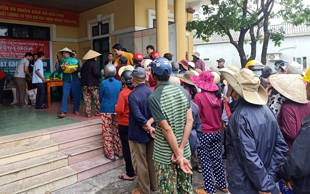 Quảng Trị: Trao 1.000 phần quà cho người dân vùng lũ
