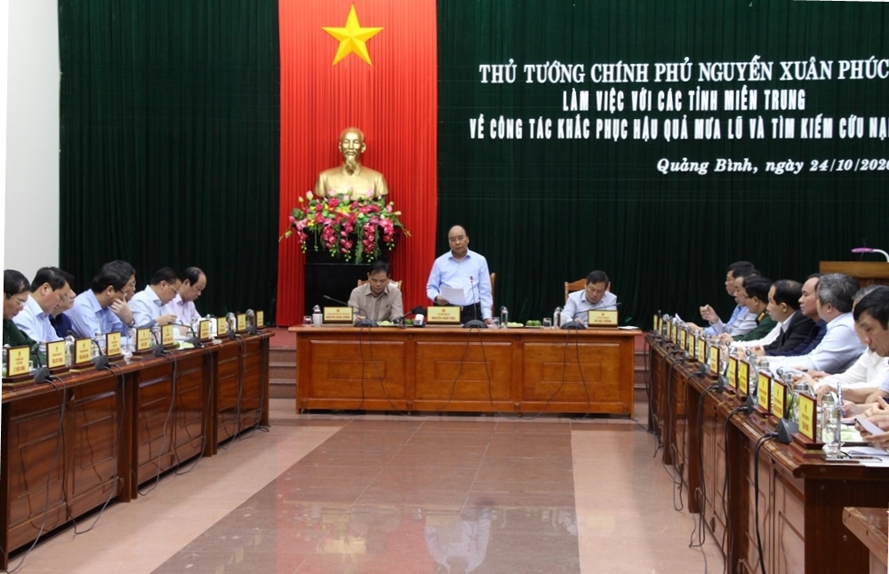 Thủ tướng Chính phủ làm việc với 5 tỉnh miền Trung về công tác khắc phục hậu quả mưa lũ kéo dài