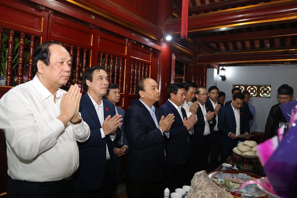 Thủ tướng Nguyễn Xuân Phúc dâng hương tri ân công đức Đức Quốc tổ Lạc Long Quân