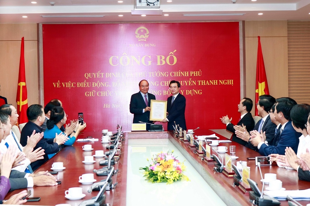 Thủ tướng Nguyễn Xuân Phúc trao quyết định bổ nhiệm Thứ trưởng Bộ Xây dựng