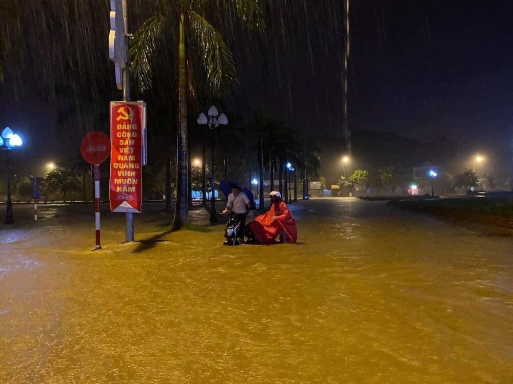 Nghệ An: Mưa lớn kéo dài, lũ lên nhanh nhiều địa phương di dời người dân chạy lũ trong đêm