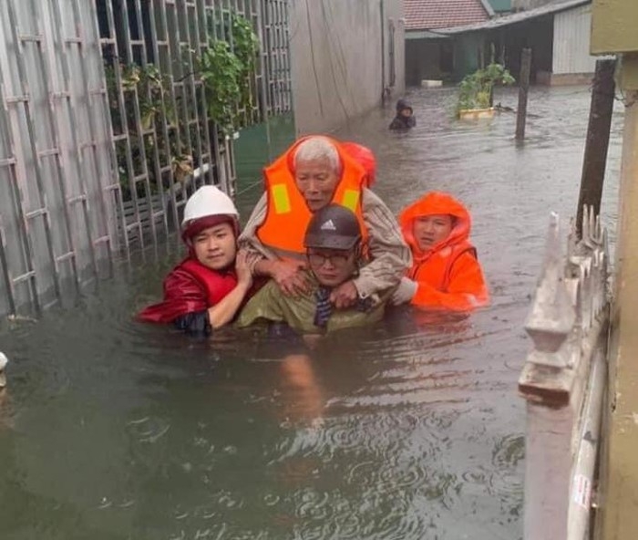 Thành phố Vinh huy động lực lượng giải cứu gần 200 người mắc kẹt trong nhà bị ngập sâu