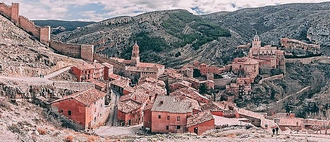 albarracin thi tran thoi trung co khien du khach lac buoc