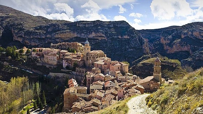 albarracin thi tran thoi trung co khien du khach lac buoc