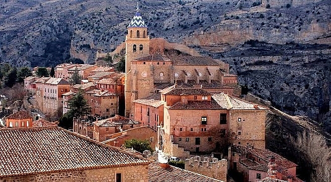 albarracin thi tran thoi trung co khien du khach lac buoc