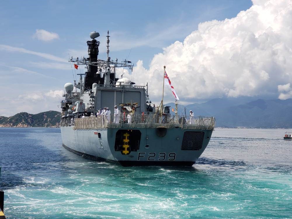 Tàu hải quân Hoàng gia Anh HMS Richmond tới thăm Việt Nam