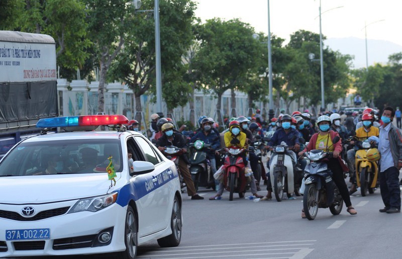 Nghệ An: Hỗ trợ và cách ly gần 1.000 công dân từ các tỉnh phía Nam chạy xe máy về quê tránh dịch