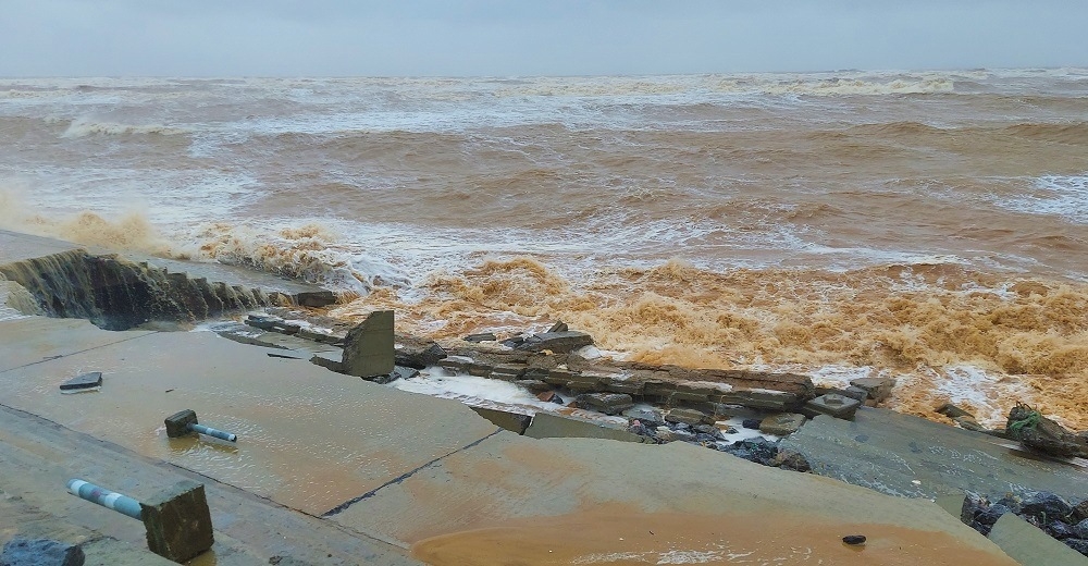 Quảng Bình: Kè biển 26 tỷ đồng liên tục bị sập đổ, hư hỏng