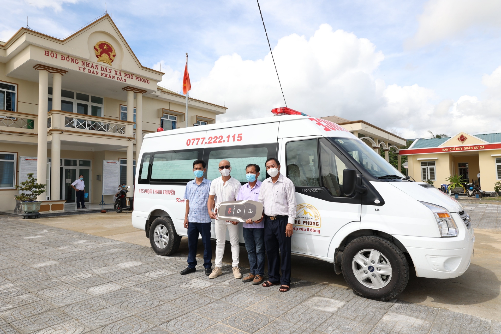 Quảng Ngãi: Kiến trúc sư tặng xe cứu thương cho quê hương