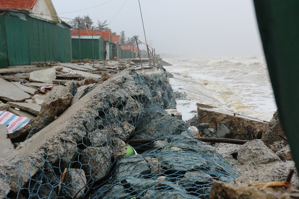 Nghệ An: Kè biển ở Cửa Lò lại bị sóng đánh hư hỏng nghiêm trọng