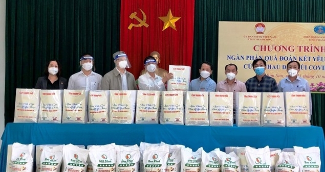 Hiệp hội Doanh nghiệp tỉnh Thanh Hóa tặng 300 suất quà cho người dân xã Quang Trung