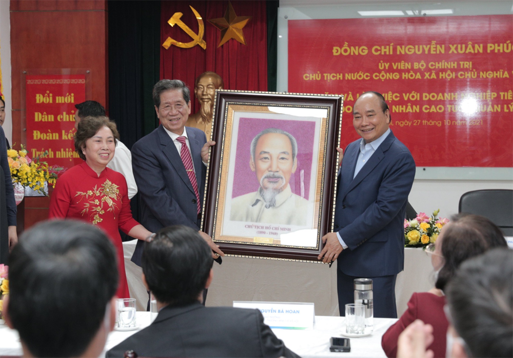 Chủ tịch nước Nguyễn Xuân Phúc thăm và làm việc tại Công ty Cổ phần Bóng đèn Phích nước Rạng Đông