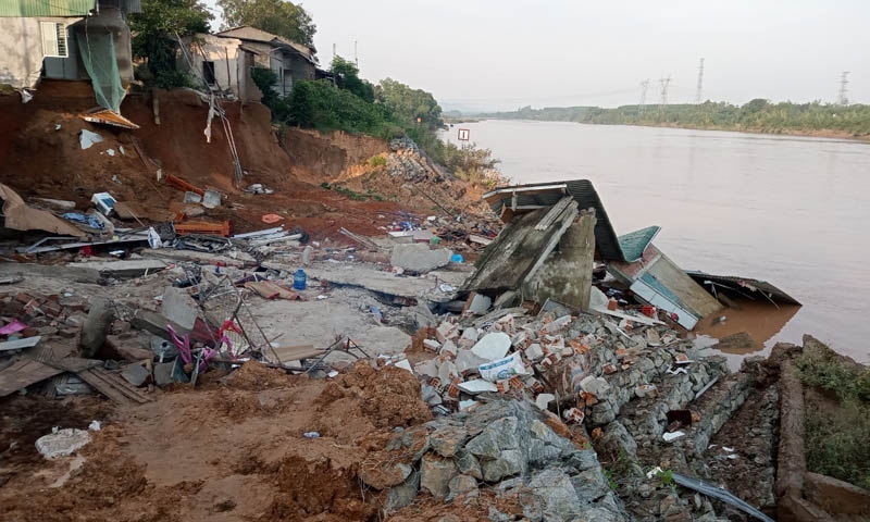 Quảng Trị: Sạt lở làm nhà dân sập xuống sông Thạch Hãn