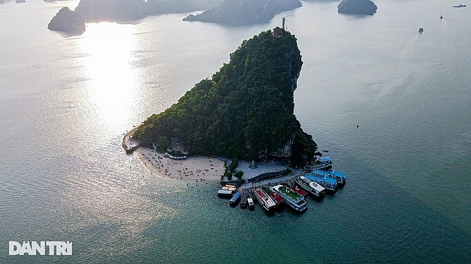 hon dao nam nghieng co bai tam hinh trang luoi liem doc dao o ha long