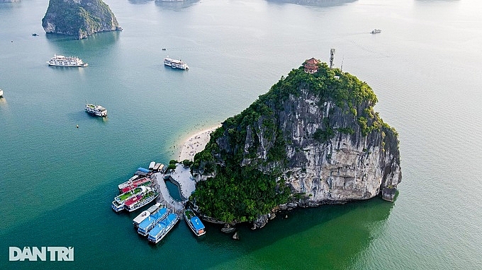 hon dao nam nghieng co bai tam hinh trang luoi liem doc dao o ha long