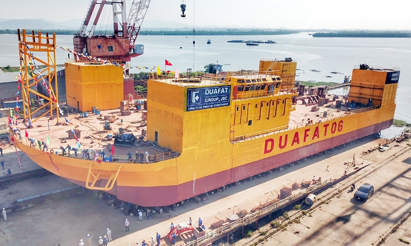 Duafat 06 hạ thủy thành công “siêu phẩm” sà lan tự nâng lớn nhất Việt Nam