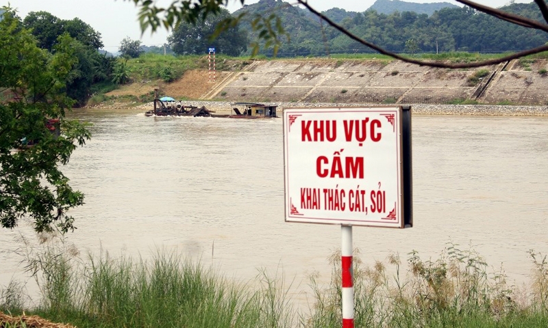 Vĩnh Lộc (Thanh Hóa): Tàu hút cát ngay cạnh chân biển báo “cấm khai thác cát, sỏi”