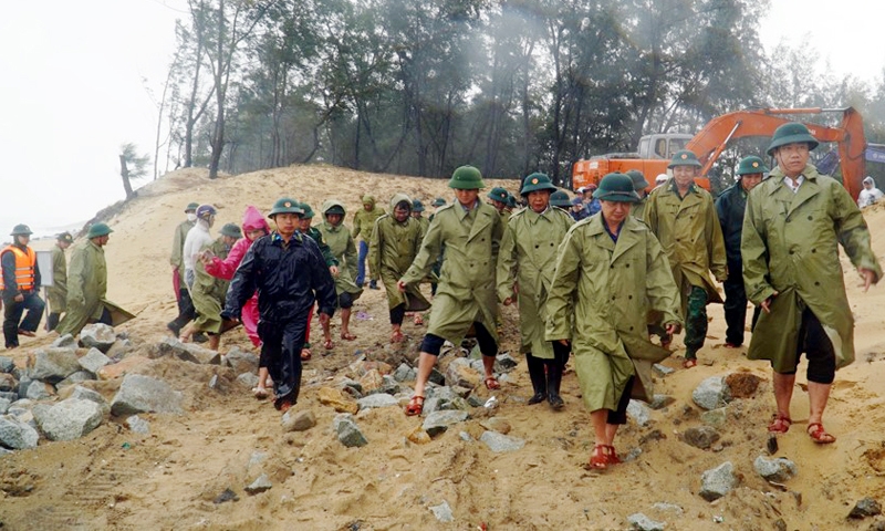 Phó Thủ tướng Lê Văn Thành thăm người dân ở rốn lũ của Thừa Thiên - Huế