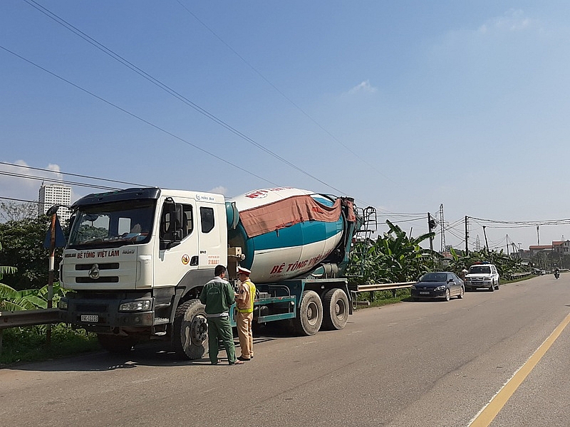 Phú Thọ: Cảnh sát giao thông tăng cường kiểm tra, xử lý các phương tiện chở hàng hóa, vật liệu xây dựng