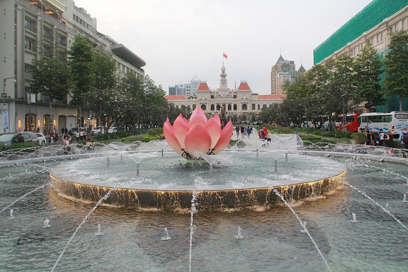 Đài sen nhạc nước hút khách tại Phố đi bộ Nguyễn Huệ