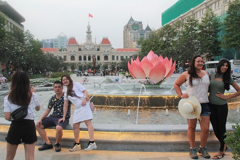 Đài sen nhạc nước hút khách tại Phố đi bộ Nguyễn Huệ
