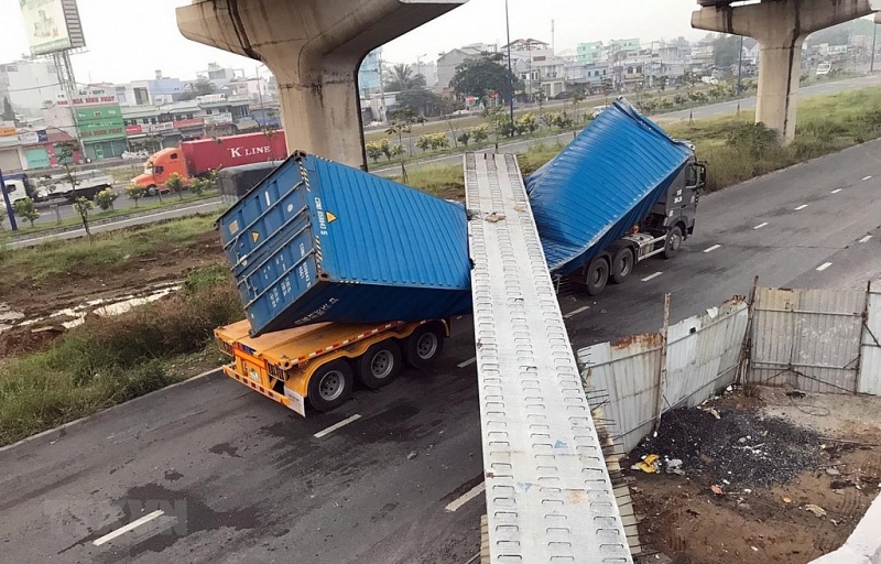 tphcm xe container keo sap dam betong cau bo hanh dang thi cong